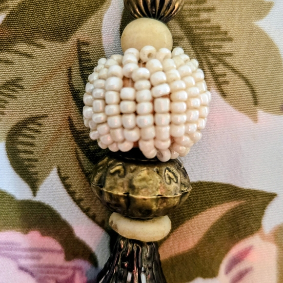 Elegant Cream Beaded Necklace - Picture 10 of 11